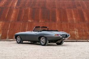 Image 12/34 de Jaguar E-Type (1968)