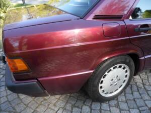 Image 32/137 of Mercedes-Benz 190 E 1.8 Avantgarde &quot;Rosso&quot; (1992)