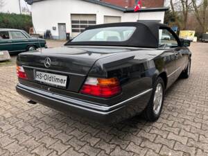 Image 18/28 of Mercedes-Benz 300 CE-24 (1993)