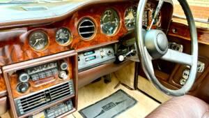 Image 13/17 of Rolls-Royce Corniche I (1976)