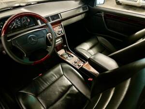Imagen 9/14 de Mercedes-Benz E 220 (1993)