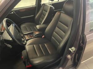 Image 15/19 de Mercedes-Benz 500 E (1992)