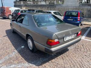 Immagine 4/16 di Mercedes-Benz 300 CE (1989)