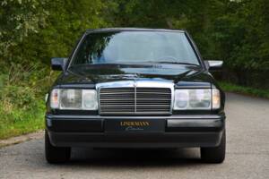 Image 1/63 of Mercedes-Benz 220 E (1993)