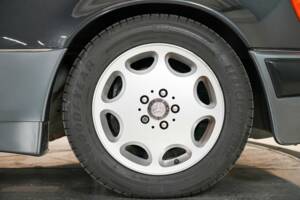 Image 27/32 of Mercedes-Benz 500 E (1992)