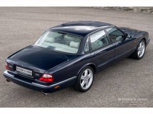 Image 3/31 of Jaguar XJR 4.0 (1999)