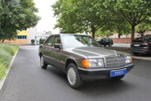 Image 4/27 of Mercedes-Benz 190 E (1987)