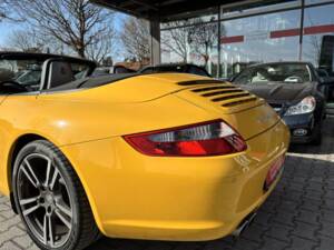 Bild 28/30 von Porsche 911 Carrera 4S (2005)