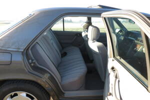 Image 8/92 de Mercedes-Benz 200 D (1989)