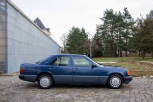 Bild 8/25 von Mercedes-Benz 300 E-24 (1991)