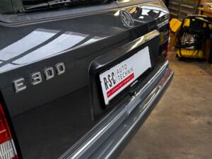 Bild 28/54 von Mercedes-Benz 300 TD Turbo (1993)