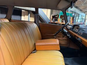 Image 33/40 of Peugeot 404 Break (1965)