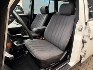 Image 18/66 of Mercedes-Benz 200 T (1984)