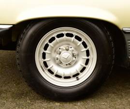 Image 22/50 of Mercedes-Benz 500 SL (1983)