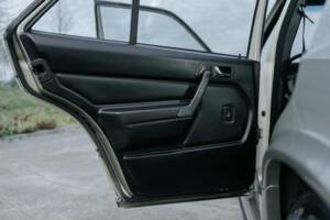 Image 33/69 de Mercedes-Benz 190 E 2.3-16 (1988)