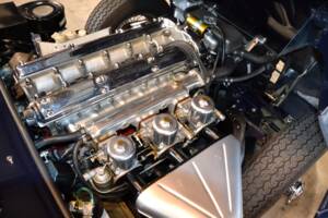 Bild 32/32 von Jaguar E-Type 4.2 (1967)