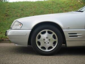 Image 33/50 of Mercedes-Benz SL 500 (1900)