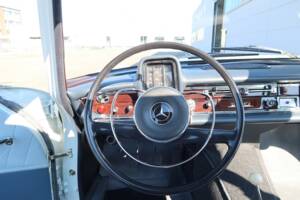 Image 25/50 of Mercedes-Benz 220 b (1965)
