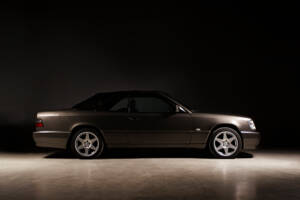 Image 1/33 of Mercedes-Benz 300 CE-24 (1992)