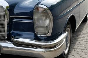 Image 36/76 de Mercedes-Benz 220 S b (1963)