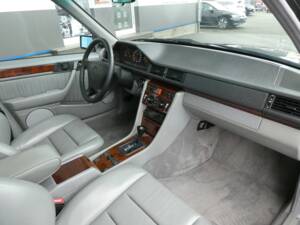 Image 12/21 of Mercedes-Benz 500 E (1992)