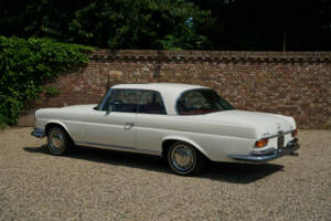 Image 2/50 of Mercedes-Benz 280 SE 3,5 (1970)