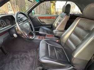 Bild 4/5 von Mercedes-Benz E 200 (1994)