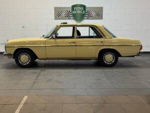 Immagine 2/35 di Mercedes-Benz 200 (1975)
