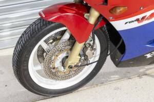 Bild 33/47 von Honda VFR 400 R (1988)
