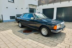 Bild 79/99 von Mercedes-Benz 230 CE (1983)
