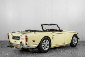 Immagine 2/50 di Triumph TR 250 (1968)
