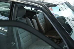 Bild 26/50 von Mercedes-Benz 500 E (1993)