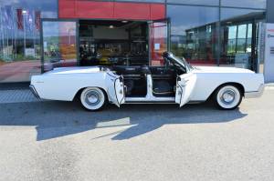 Image 6/50 of Lincoln Continental Convertible (1967)