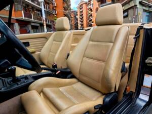 Bild 27/31 von BMW 320i (1988)