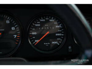 Image 24/28 de Porsche 911 Carrera 4 (1990)