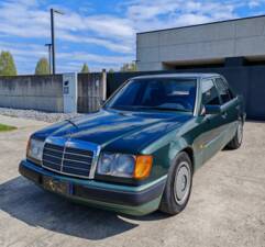 Image 1/37 of Mercedes-Benz 200 E (1989)
