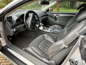 Image 17/29 of Mercedes-Benz SL 55 AMG (2004)