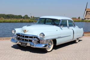 Image 2/43 of Cadillac 62 Sedan (1953)
