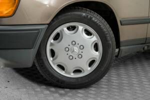 Image 4/50 of Mercedes-Benz 300 TD (1986)