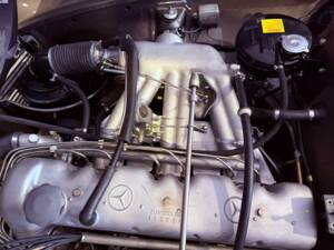 Image 32/36 of Mercedes-Benz 230 SL (1966)