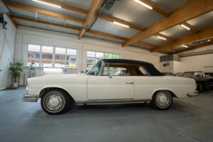 Image 33/37 of Mercedes-Benz 250 SE (1966)