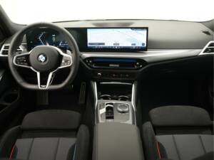 Image 5/50 of BMW 330i xDrive Touring (2025)
