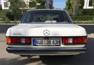 Image 5/13 of Mercedes-Benz 200 (1983)