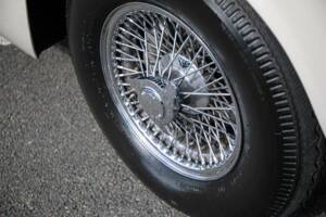 Image 24/38 of Aston Martin DB 6 Mk II Volante (1970)