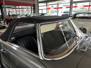 Image 27/30 of Mercedes-Benz 230 SL (1965)