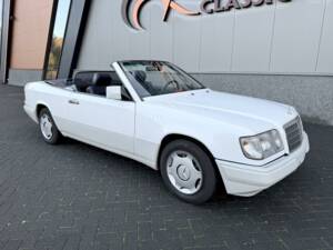 Image 13/36 of Mercedes-Benz E 200 (1994)
