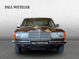 Image 2/21 of Mercedes-Benz 230 E (1983)