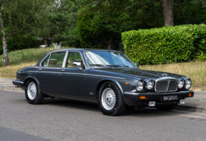 Bild 2/23 von Daimler Double Six (1992)