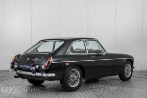 Image 2/50 of MG MGC GT (1969)