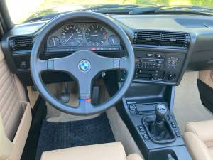 Image 21/23 of BMW 320i (1989)